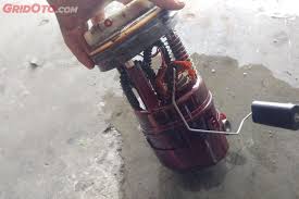 Cara servis pil pump kereta ford. Begini Cara Membersihkan Filter Bahan Bakar Mobil Gampang Gaes Gridoto Com