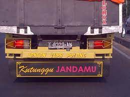 Beberapa tulisan lucu di belakang bak mobil truk saat di jalan raya atau jalan tol. Kutunggu Jandamu Truk Gambar Lucu Lucu