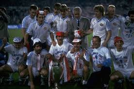 Particulièrement renommée, sa section sportive la plus connue est celle du football , qui évolue en première division néerlandaise. Psv Eindhoven European Champion In 1988 In Stuttgart Against Benfica Champions League Psv Eindhoven Uefa Champions League