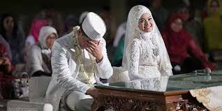 Hal tersebut tergantung dari calon pengantin mau menggunakan bahasa indonesia ato bahasa arab. Syarat Ijab Qobul