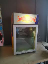 Redbull verkauft die kühlschränke nur an verkaufsstellen mit gewerbeschein daher kannst du schauen ob du bei ebay ,ebay kleinanzeigen einen findest gebrauch.ich habe einen gewerbeschein. Red Bull Kuhlschrank Kaufen Auf Ricardo