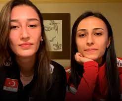 Ünsped spor kültür kulübü genel kordinatörümüz semra demirer ile eczacıbaşı voleybol oyuncuları simge şebnem aköz ve hande baladin ile çok keyifli bir yayın. Hande Baladin Ve Simge Akoz Vnl Oncesi Sorulari Yanitladi Voleybol Magazin Voleybolun Renkli Dunyasi