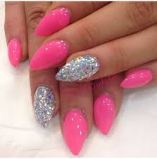 In this video i show how i created these long stiletto gold glitter. Hot Pink Pointy Nails Easy Nail Designs Pointy Nails Pointed Nails Simple Nails