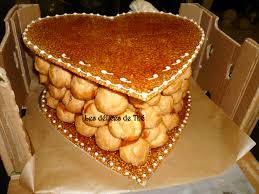 Voilà ma dernière réalisation, une pièce montée nougatine forme coeur gateau mariage. Piece Montee Les Delices De The