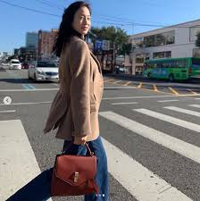 문예봉(文藝峰, 1917년 1월 3일 ~ 1999년 3월 26일)은 일제강점기, 조선민주주의인민공화국의 영화 배우이다. ë¬¸ì •ì› ì¸ìŠ¤íƒ€ê·¸ëž¨ íŒ¨ì…˜ ì† ë‚¨ë‹¤ë¥¸ ê°€ë°© ë¬´ì—‡ 1boon