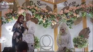 Sebaliknya, bocah tersebut adalah adik dari pengantin wanita. Viral Wanita Peluk Mempelai Pria Di Pelaminan Saat Berfoto Sikap Istri Jadi Sorotan Hot Liputan6 Com
