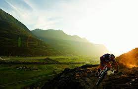 Find here the official description of all the stages, a wide selection of tourist offers and places of natural and cultural interest, the real life experiences of many hikers and additional information to help prepare your alpine trip on line.to find out. Jeizinen Trails Ride Magazin