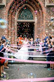 Mühe haben, seine überraschung zu verbergen. Konfettiregen Nach Der Kirche Spalier Hochzeit Hochzeit Konfetti Uberraschung Hochzeit