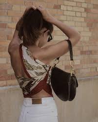 Comment Porter Son Foulard Hermes Pliage Carre Hermes Fashion Outfits Summer Outfits
