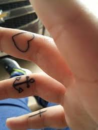 Glaube Hoffnung Und Liebe Finger Tattoo Google Sogning Finger Glaube Gning Google Hoffnung Tatowierungen Tochter Tattoos Liebe Glaube Hoffnung Tattoo