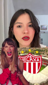 Aficionado De Necaxa Con Su Novia