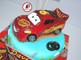 In acest video ne jucam cu fulger mcqueen junior, bucsa, masina de pompieri red Torturi Masinuta Fulger Mcqueen Torturi Lily