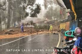 Villa parmin puncak yang memiliki kapasitas hingga 30 orang ini adalah sebuah tempat peristirahatan yang menawarkan view alam pegunungan yang eksotis dari setiap sisi bangunannya. Ini Daftar Titik Longsor Di Cisarua Bogor