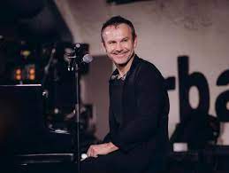 Владимир зеленский не единожды в шуточной манере публично призывал коллегу по сцене побороться за президентское кресло. Dlya Menya Est Raznica Vakarchuk Otvetil Na Novogodnee Obrashenie Zelenskogo Stihotvoreniem Gordon