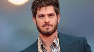 Andrew Garfield w tajemnicy przyjechał do Polski. Poznał prawdę o swojej  żydowskiej rodzinie