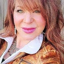 Cynthia Glaze's Instagram, Twitter & Facebook