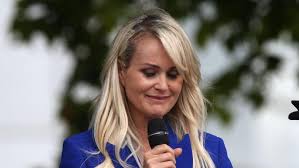 Laeticia hallyday, veuve du chanteur français johnny hallyday, et les enfants aînés de la vedette, laura et david, ont mis fin vendredi à la bataille il en va de la paix réclamée par le deuil, comme de la sérénité qui doit habiter chaque famille », a indiqué dans un communiqué gilles gauer, avocat de. Heritage De Johnny Laeticia Hallyday Subit Un Nouveau Revers Cinglant Face A David Hallyday Et Laura