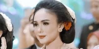 Yuni shara tanggapi kabar soal wacana bakal kolaborasi dengan raffi ahmad. Sumber Duit Yuni Shara Yang Tak Banyak Diketahui Pantas Tajir Merdeka Com