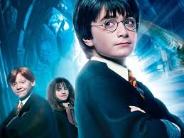 Em seu 4º ano na escola de magia e bruxaria de hogwarts, harry potter (daniel radcliffe) é misteriosamente selecionado para participar do torneio tribruxo, uma competição internacional em que precisará enfrentar alunos mais velhos e experientes de hogwarts e também de outras escolas de magia. Harry Potter E A Pedra Filosofal Papo De Cinema