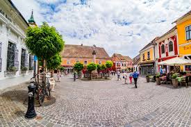 Szentendre magyarország egyik legnépszerűbb budapesthez közeli turista célpontja. Szentendre Hungary June 2017 The Main Square Of Charming Little Stock Photo Picture And Royalty Free Image Image 98877535