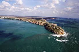 Prin strâmtoarea cherci se ajunge în marea azov, prin bosfor în marea marmara, iar prin strâmtoarea dardanele în marea egee. Marea NeagrÄ Itinerarii Pontice