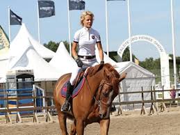 Genom att ta sig över hinder på tävlingsbanorna hoppas de kunna hjälpa arbetande hästar med sämre förutsättningar överkomma andra typer av hinder. Horse First Supplements