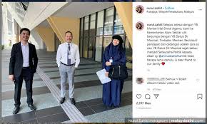 Bekas perdana menteri najib razak turut dikenakan kompaun kerana gagal mendaftar masuk dengan aplikasi mysejahtera ketika mengunjungi sebuah restoran nasi ayam di kuala lumpur mac lalu. Malaysiakini Didakwa Langgar Pkp Anak Zahid Cabar Pengkritik Lapor Polis