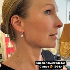 Önskar er en fin Luciadag💫 Lördagsöppet i ljusfabriken idag 10:00-15:00.  Vi bjuder på glögg & pepparkakor☕️🍪 Välkomna🌺 . . . #jul #lördagsöppet  #pepparkakor #glögg #lucia #stearinljus #ljus #handmade #hantverk #candle  #christmas #dukning #