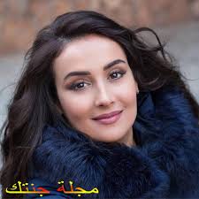 هي خريجة كلية الأداب قسم الأثار، بدأت مشوارها الفني عندما كانت في السنة الثالثة من كلية الآداب حيث قدمها المخرج ريمون بطرس حين لعبت دور البطولة في فيلم الترحال، لتبدأ الأدوار. ÙƒÙ†Ø¯Ø© Ø­Ù†Ø§ Ø¹Ù…Ø±Ù‡Ø§ Ø¹Ù…Ø±Ù‡Ø§ Ø²ÙˆØ¬Ù‡Ø§ Ø¯ÙŠØ§Ù†ØªÙ‡Ø§ ÙˆØªÙ‚Ø±ÙŠØ± ÙƒØ§Ù…Ù„ Ø¹Ù† Ø­ÙŠØ§ØªÙ‡Ø§
