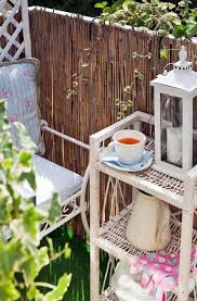 Tipps Balkongestaltung Sichtschutz Bambusmatten Regal Beistelltisch Kleiner Balkon Bambusmatte Dekoration