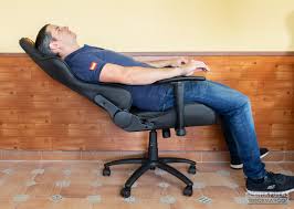 Fully adjustable and made of first quality materials, this gaming chair also features the unique cougar design that has become a sign of the passion for gaming. Review Cougar Armor One