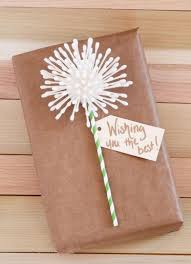 Geschenke Verpacken Originell Ideen Basteln Pusteblume Wattestaebchen Strohhalm Karte Geschenke Verpacken Mal Anders Geschenke Verpacken Kreativ Geschenke