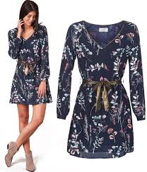 Il était accompagné de brigitte macron, qui s'est faite remarquer pour sa très jolie robe courte bleue marine. Robe Courte A Fleurs Coloris Bleu Marine Avec Ceinture Doree Casual Attitude Coup De Coeur Mode