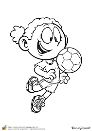 Coloriage danniversaire pour sa maman genial coloriage. Coloriage D Une Petite Fille Jouant Au Football Qui Arrete Le Ballon Avec La Poitrine