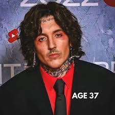 Amanda Henault's Instagram, Twitter & Facebook