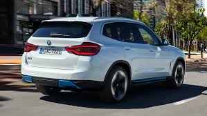 Der ix soll im november 2021 zu den ersten kunden fahren. Bmw Ix3 Elektro Suv Testfahrt Daten Reichweite Preis Adac