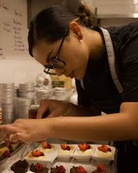 1/2 taza de chispas de chocolate sin azúcar 1/2 taza de harina de almendras  1/4 de taza de cacao en polvo 1/2 cucharadita de polvo de hornear 3/4 de  taza de alulosa