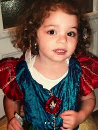 Sundaykalorgaras Pictures with Her Birds