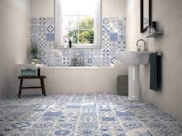 Piccolo Bagno Con Piastrelle Patchwork Blu E Bianco Arredo Bagno Blu Idee Bagno Blu Bagno Piastrellato