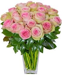 Fascio tondo di rose rosa chiaro con verde decorativo alla base.