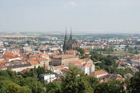 Graniczy od zachodu z niemcami, od południa z austrią, od wschodu ze słowacją i od północy z polską. Brno Wikipedia Wolna Encyklopedia