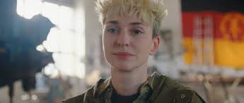 Rote Sterne überm Feld