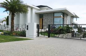 Since the front of the home is where first impressions are made, we're showcasing ten examples of modern front yards and highlighting the techniques these homeowners used to make them noteworthy. The Latest Design Trends In Australian Front Yards