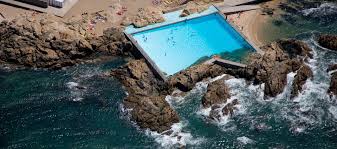 O projecto é do arquitecto álvaro de siza vieira. The Siza S Pools Das Mares Turn 50 The Strength Of Architecture From 1998