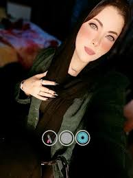 يَميل لها الوردُ، فالوَرد لِموطنهِ يحنْ🩷✨