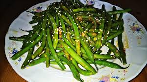 Pentru garnitură încălzeşte o tigaie, pune untul la topit şi adaugă fasolea verde, usturoiul pisat, sarea şi piperul. Reteta Salata De Fasole Verde Cu Unt De Arahide Si Seminte De Susan Bucataria Sorinei