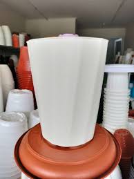 Ada beberapa jenis bunga yang akan dibahas, yaitu, mawar, melati, tulip, anggrek, alamanda, anyelir, matahari, asoka, aster, camelia, edelweis, kembang. Pot Bunga Tinggi Cantik Hjp Twister Putih Pastel Pt318 Terbaru Juli 2021 Harga Murah Kualitas Terjamin Blibli