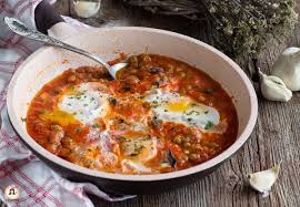 Uova con piselli e patate. Uova Con Piselli E Pomodoro Secondo Piatto Facile In Padella