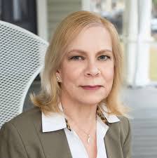 Elizabeth Ayers's Instagram, Twitter & Facebook