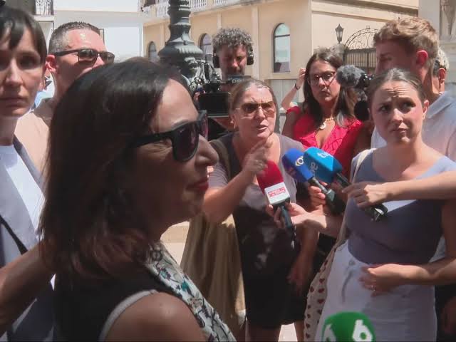 Robles aguanta el chaparrón, da la cara y dialoga con vecinos de Ceuta que increpan al Gobierno: "Estamos hartos"